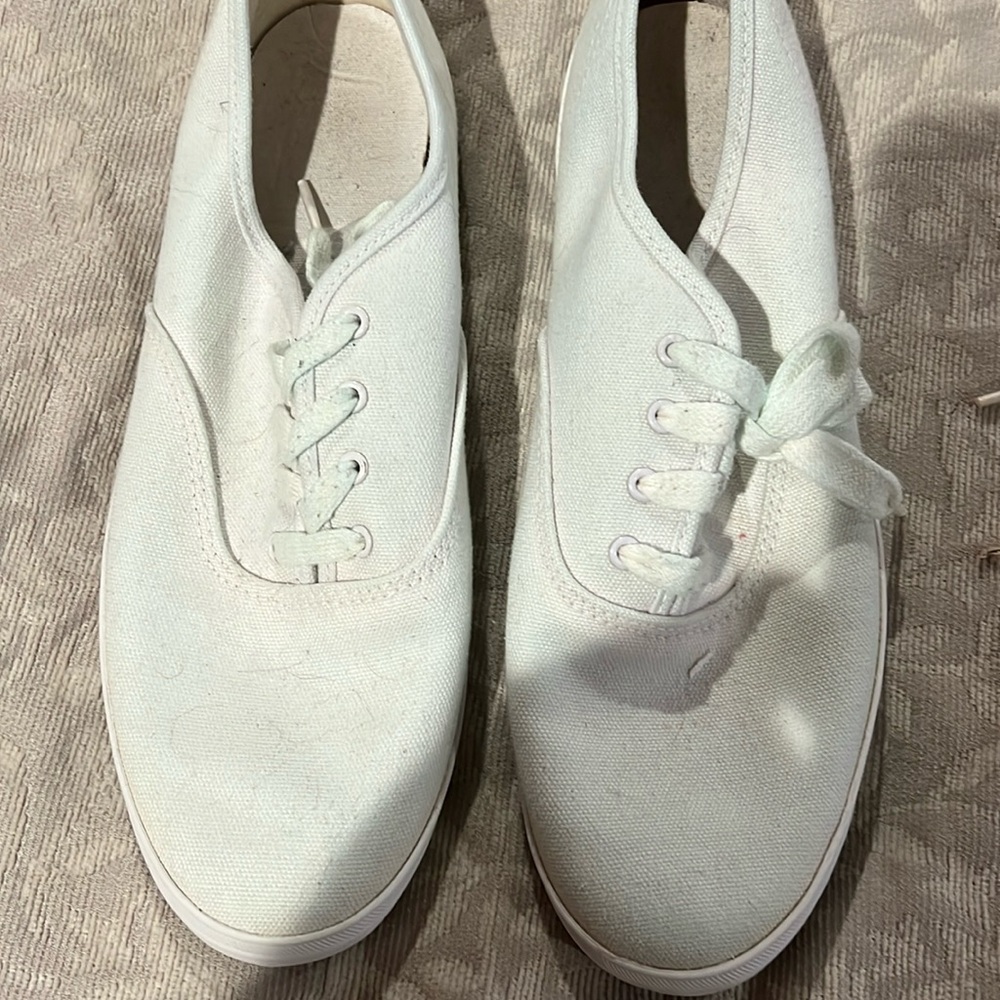 Red Camel size 9 white tennis shoes